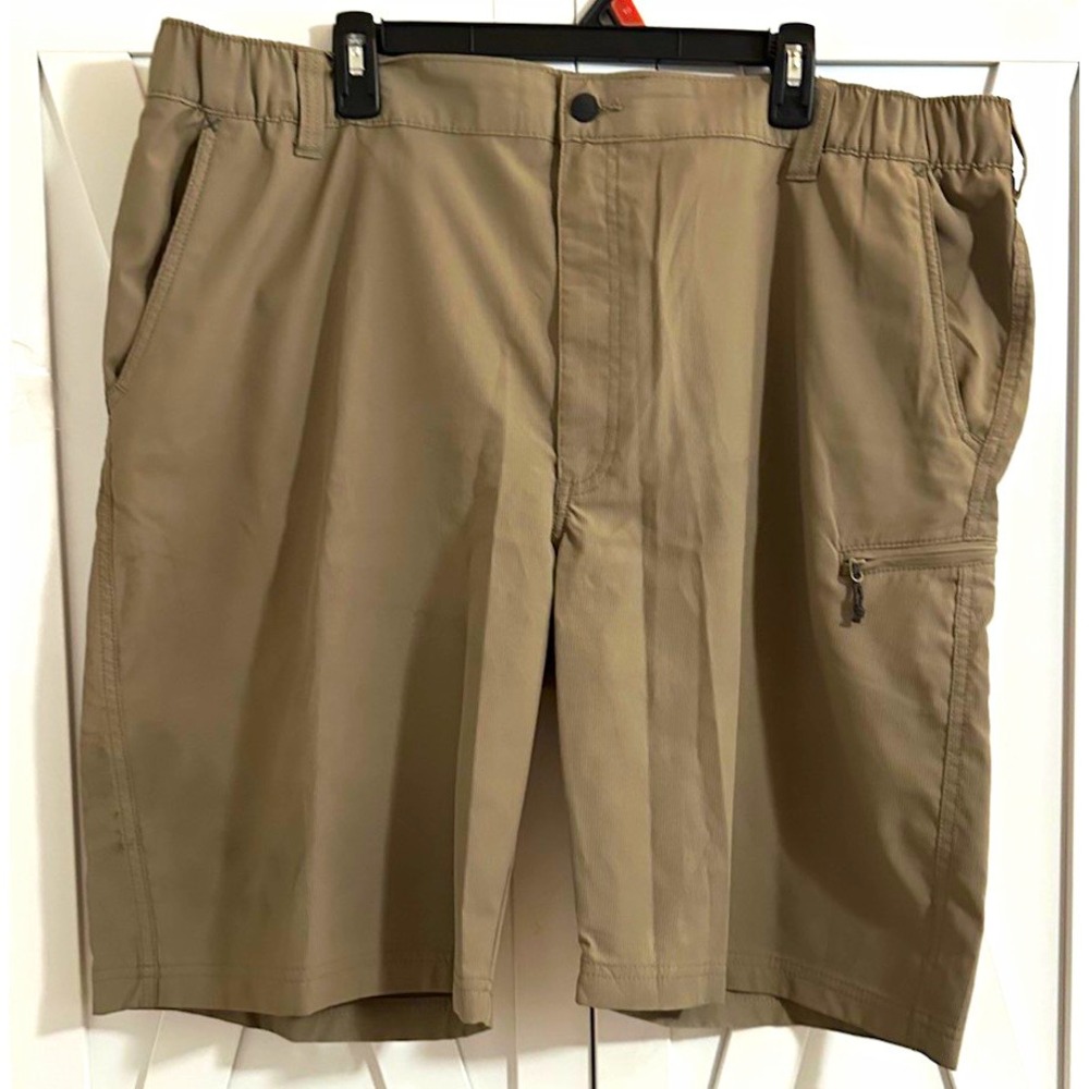 Wrangler ATG Men's Beige Polyester Microfiber Cargo Shorts Zip Pockets 10"